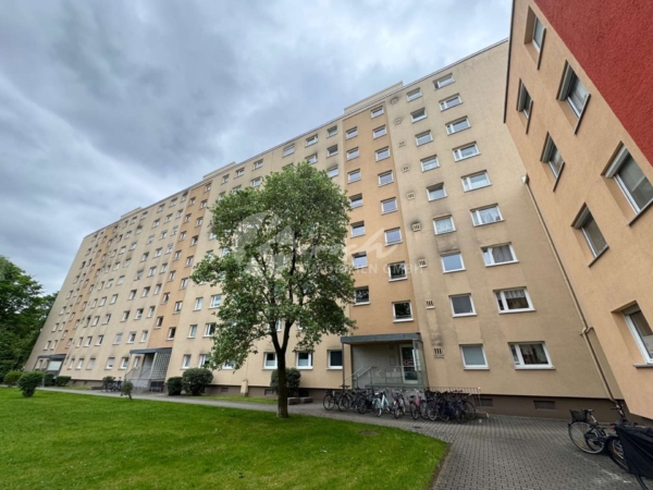 Renovierungsbedürftig – guter Grundriss – sanierte Wohnanlage – schöner Süd-Balkon, 80935 München, Etagenwohnung