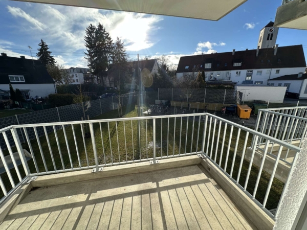 Ruhige 1 Zimmer Wohnung, teilmöbliert, hell, Einbauküche und moderne bodentiefe Dusche, 86156 Augsburg, Wohnung