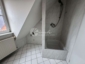 Zentrale 1-Zimmer-DG-Wohnung, hell, Einbauküche, Tageslichtbad bei der City-Galeri - Badezimmer96