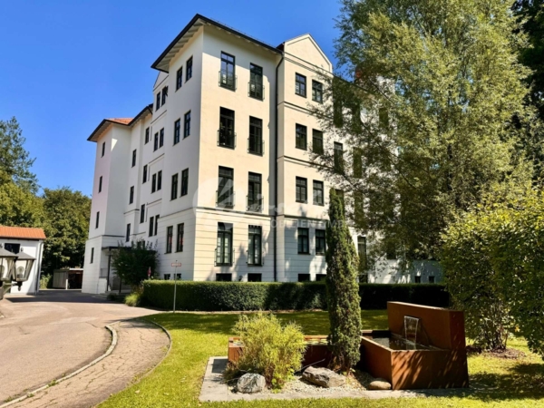 Stilvoll sanierte 3-Zimmer-Wohnung im Schloss Straßberg– Wohnen im Denkmal in Bobingen, 86399 Bobingen / Straßberg, Etagenwohnung