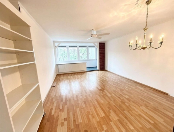 zum Selbstbezug oder als Kapitalanlage: Helle 2-ZKB-Wohnung mit Fensterfront und zwei Balkonen, 86157 Augsburg, Wohnung