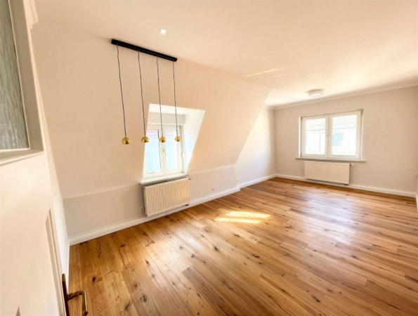 Helle, kernsanierte 3ZKB-Altbauwohnung, Loggia, Echtholzparkett, Garage, ruhige Zentrumslage, 86153 Augsburg, Dachgeschosswohnung