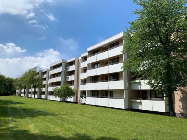 Renovierte 2-Zimmer-Wohnung in ruhiger Lage, hell, Keller, TG, nähe Kuhsee, 86163 Augsburg, Dachgeschosswohnung